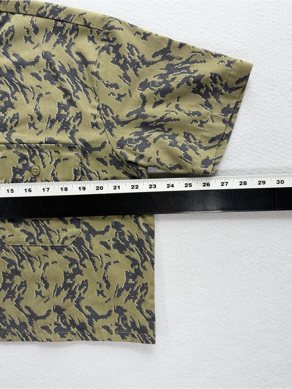 Dickies Women’s Cropped Camo Button Up Shirt Large Gorpcore Utility - Picture 9 of 10
